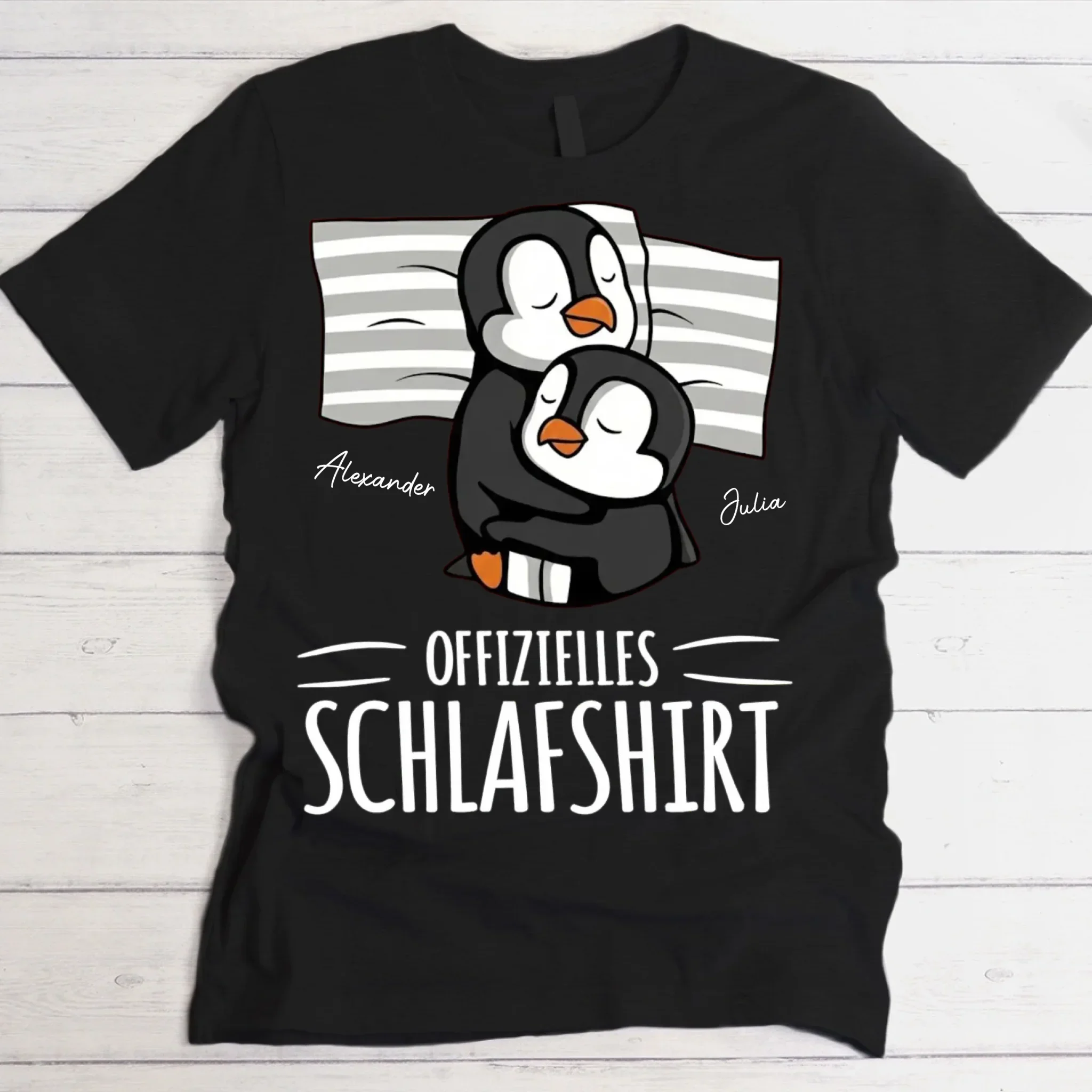 „Unser Schlafmoment“ - Personalisiertes T-Shirt - Image 2
